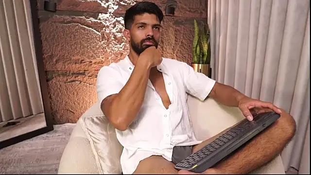 DannSaenz online show from April 16, 9:39 pm