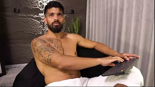Snapshot of DannSaenz chatting on May 1, 5:07 pm DannSaenz online show from May 1, 5:07 pm