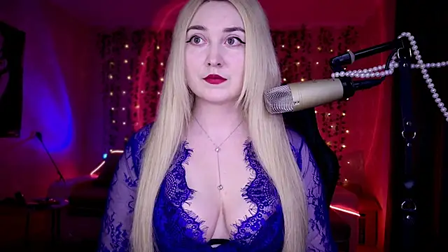 AllisonBlack  online show from May 15, 7:45 pm