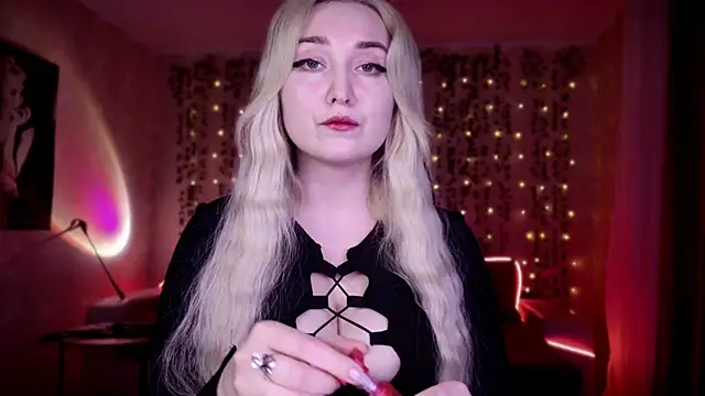 AllisonBlack  online show from April 8, 7:15 pm