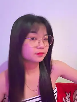 Snapshot of Maeve2k5 chatting on December 5, 12:32 am Maeve2k5 online show from December 5, 12:32 am