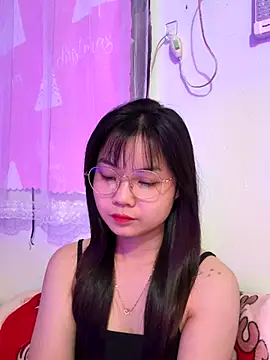 Snapshot of Maeve2k5 chatting on October 26, 12:44 am Maeve2k5 online show from October 26, 12:44 am