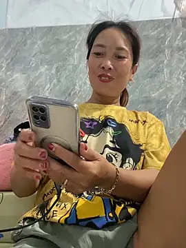 Snapshot of Linaannn chatting on October 21, 12:11 am Linaannn online show from October 21, 12:11 am