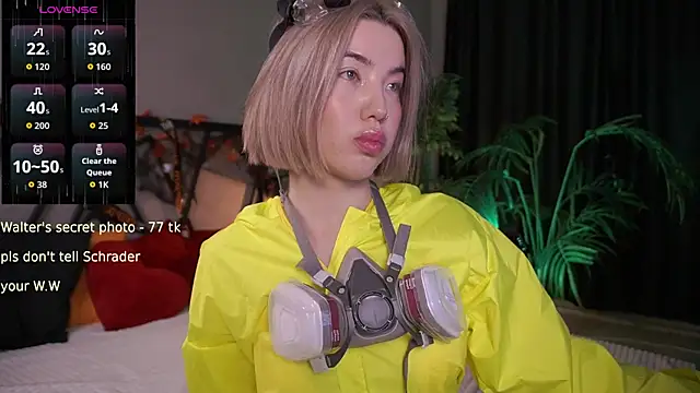 Snapshot of LindaThacker chatting on October 30, 4:44 am LindaThacker online show from October 30, 4:44 am