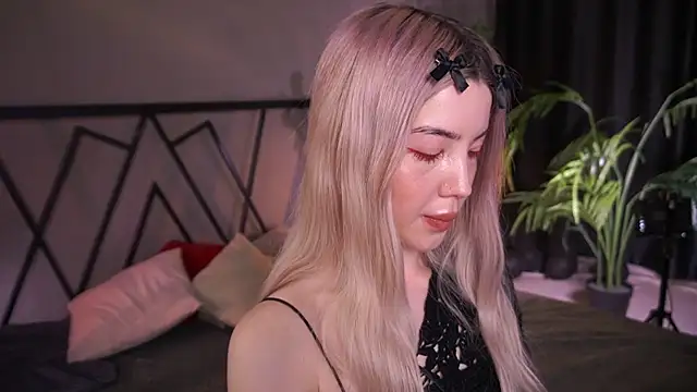 LindaThacker online show from April 13, 4:38 am