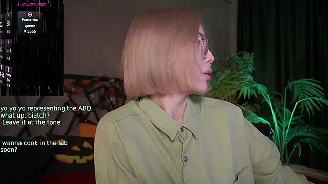 Snapshot of LindaThacker chatting on October 27, 4:24 am LindaThacker online show from October 27, 4:24 am