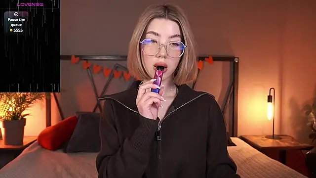 Snapshot of LindaThacker chatting on March 4, 5:00 am LindaThacker online show from March 4, 5:00 am