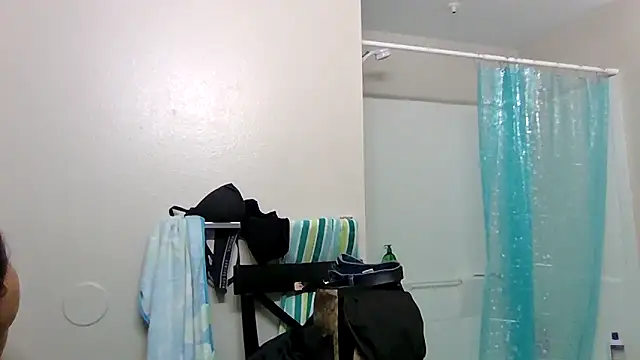 sissyhellokitty00 online show from December 17, 1:39 am