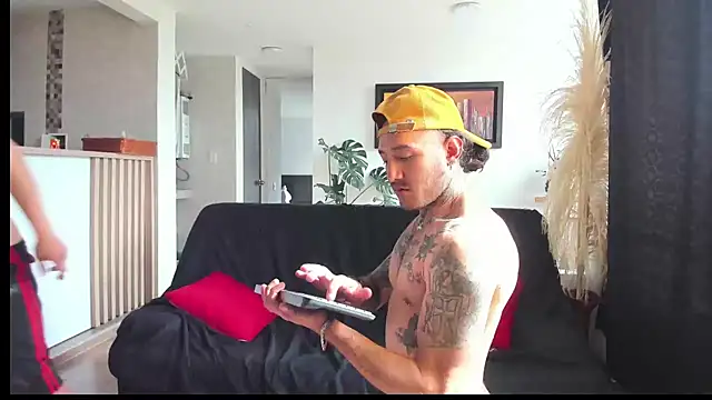 Snapshot of MARCELOANDLUCIAN chatting on February 24, 10:36 pm MARCELOANDLUCIAN online show from February 24, 10:36 pm