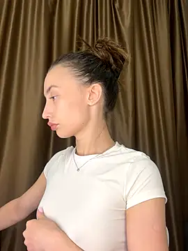 Polli Kiss online show from November 1, 8:25 pm