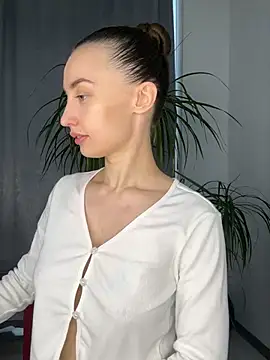Polli Kiss online show from March 13, 3:39 pm