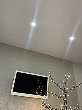 Polli Kiss online show from April 13, 4:00 pm