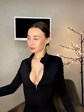 Polli Kiss online show from May 28, 6:25 pm
