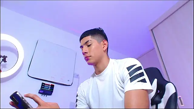 Snapshot of Valerio_20 chatting on May 21, 10:18 pm Valerio 20 online show from May 21, 10:18 pm