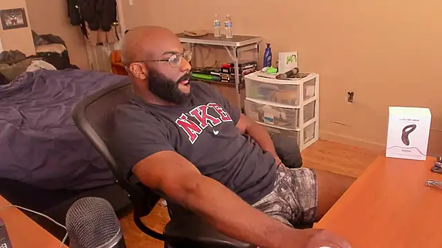 MrChuckDailyXXX online show from January 4, 4:11 pm