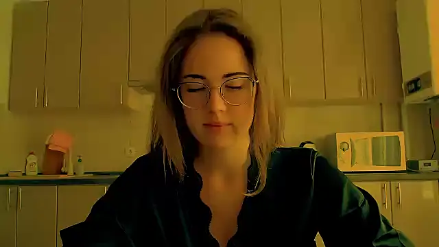 Snapshot of luxie_milady chatting on September 9, 7:51 am luxie milady online show from September 9, 7:51 am