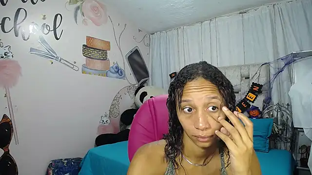 EMMA SWEETT1 online show from October 29, 12:15 pm