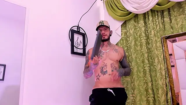 Snapshot of dilan_scootk_ chatting on December 5, 7:45 pm dilan scootk online show from December 5, 7:45 pm