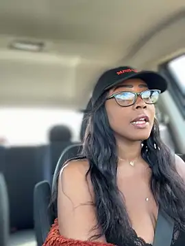 Snapshot of Blazerina chatting on October 29, 5:23 pm Blazerina online show from October 29, 5:23 pm