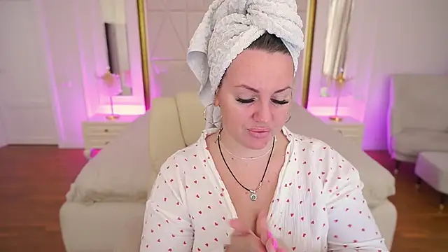 KiraCandyS online show from April 6, 8:32 pm