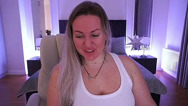 KiraCandyS online show from March 26, 7:45 pm