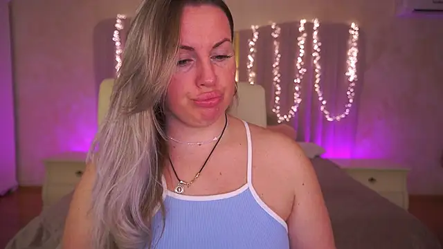 KiraCandyS online show from March 19, 9:15 pm