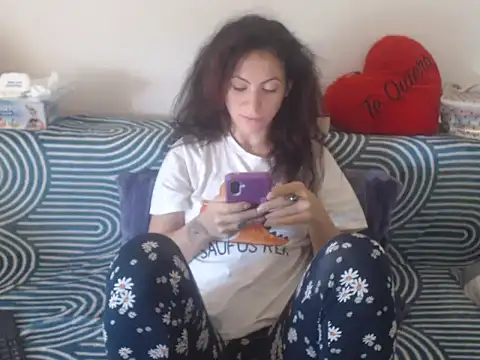 Snapshot of Emmatoo chatting on May 15, 10:57 am Emmatoo online show from May 15, 10:57 am