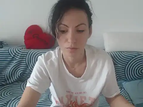Snapshot of Emmatoo chatting on June 2, 9:42 am Emmatoo online show from June 2, 9:42 am