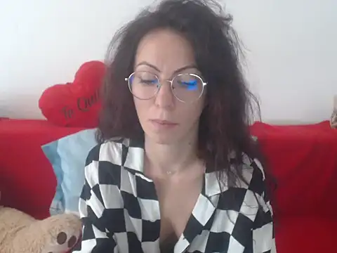 Snapshot of Emmatoo chatting on May 8, 11:47 am Emmatoo online show from May 8, 11:47 am