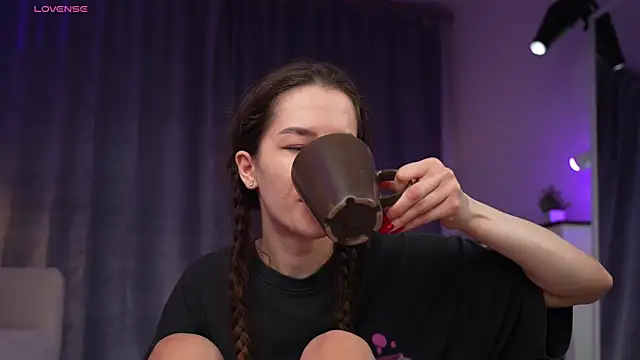 Amely Young online show from April 8, 1:40 am