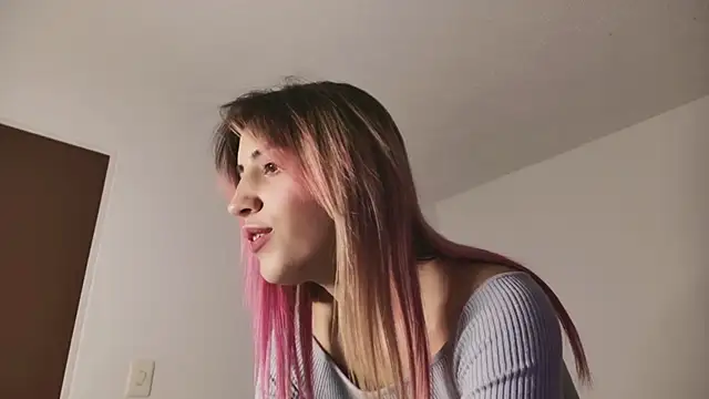 Snapshot of linnie_ chatting on March 7, 4:35 am linnie online show from March 7, 4:35 am