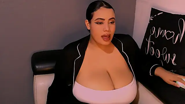 Snapshot of Emmacamille chatting on November 27, 11:27 pm Emmacamille online show from November 27, 11:27 pm