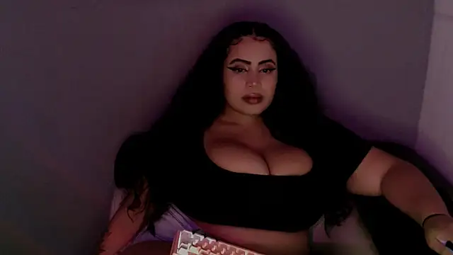 Snapshot of Emmacamille chatting on October 22, 12:10 am Emmacamille online show from October 22, 12:10 am