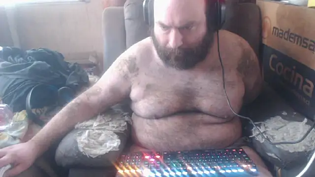 Snapshot of hairyhulk chatting on October 29, 2:27 pm hairyhulk online show from October 29, 2:27 pm