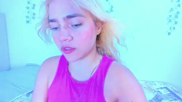 Snapshot of Sweet_MaryJane2 chatting on March 5, 10:54 pm Sweet MaryJane2 online show from March 5, 10:54 pm