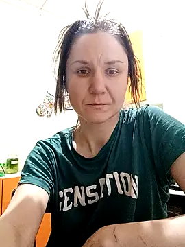 Snapshot of Holly_Bette chatting on February 4, 4:48 am Holly Bette online show from February 4, 4:48 am