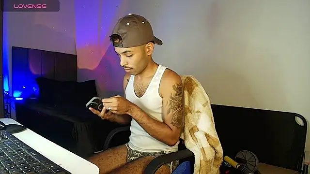 Snapshot of colinbrown chatting on April 18, 12:24 am colinbrown online show from April 18, 12:24 am