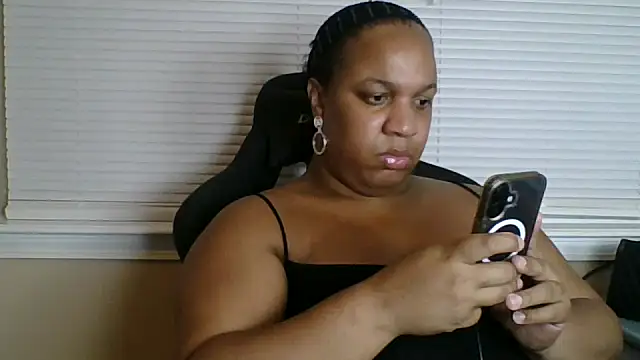 Snapshot of Badgirlbrittt chatting on September 25, 12:05 am Badgirlbrittt online show from September 25, 12:05 am