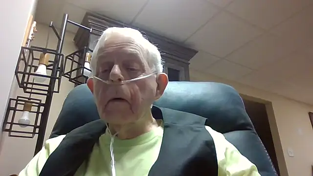 Snapshot of bootlegmanz chatting on May 15, 2:26 pm bootlegmanz online show from May 15, 2:26 pm