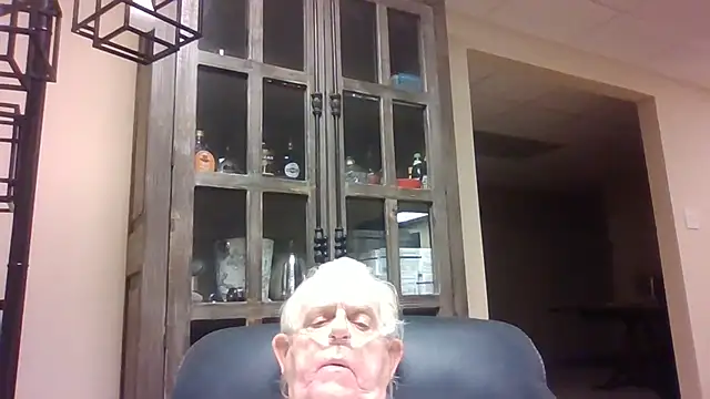 Snapshot of bootlegmanz chatting on April 29, 2:54 pm bootlegmanz online show from April 29, 2:54 pm