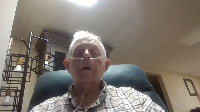 Snapshot of bootlegmanz chatting on October 31, 5:31 pm bootlegmanz online show from October 31, 5:31 pm