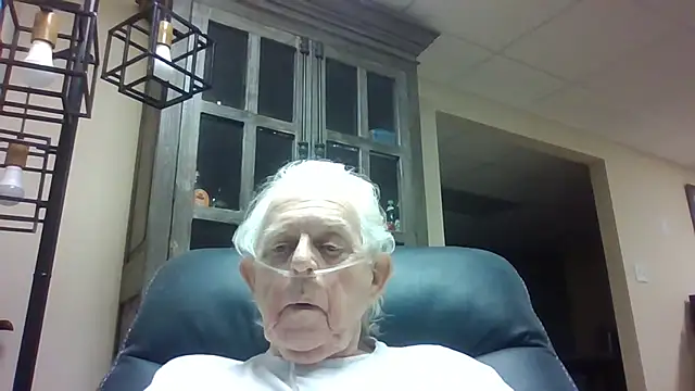 Snapshot of bootlegmanz chatting on April 28, 6:12 pm bootlegmanz online show from April 28, 6:12 pm