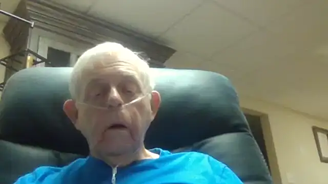 Snapshot of bootlegmanz chatting on May 28, 2:23 pm bootlegmanz online show from May 28, 2:23 pm