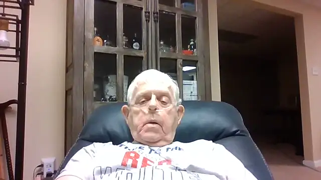 Snapshot of bootlegmanz chatting on May 24, 10:20 pm bootlegmanz online show from May 24, 10:20 pm