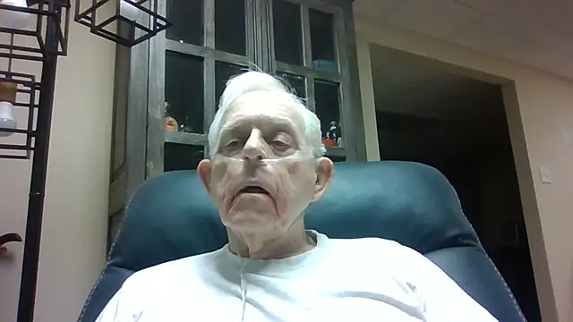 Snapshot of bootlegmanz chatting on May 7, 3:37 pm bootlegmanz online show from May 7, 3:37 pm