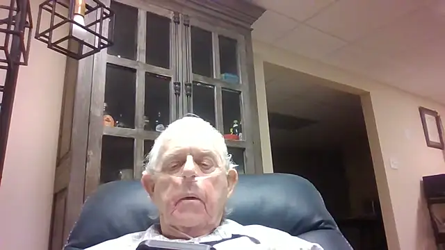 Snapshot of bootlegmanz chatting on April 27, 2:37 pm bootlegmanz online show from April 27, 2:37 pm