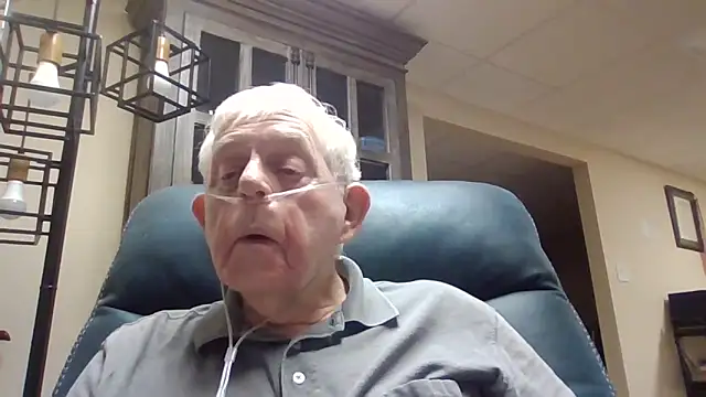 Snapshot of bootlegmanz chatting on May 15, 2:09 am bootlegmanz online show from May 15, 2:09 am