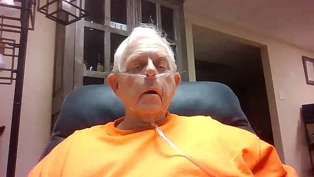 Snapshot of bootlegmanz chatting on December 4, 2:27 pm bootlegmanz online show from December 4, 2:27 pm