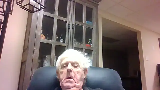Snapshot of bootlegmanz chatting on April 26, 6:43 am bootlegmanz online show from April 26, 6:43 am