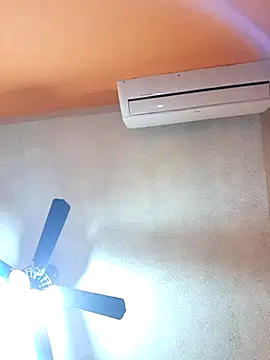 Snapshot of miicheele32 chatting on December 2, 8:38 am miicheele32 online show from December 2, 8:38 am